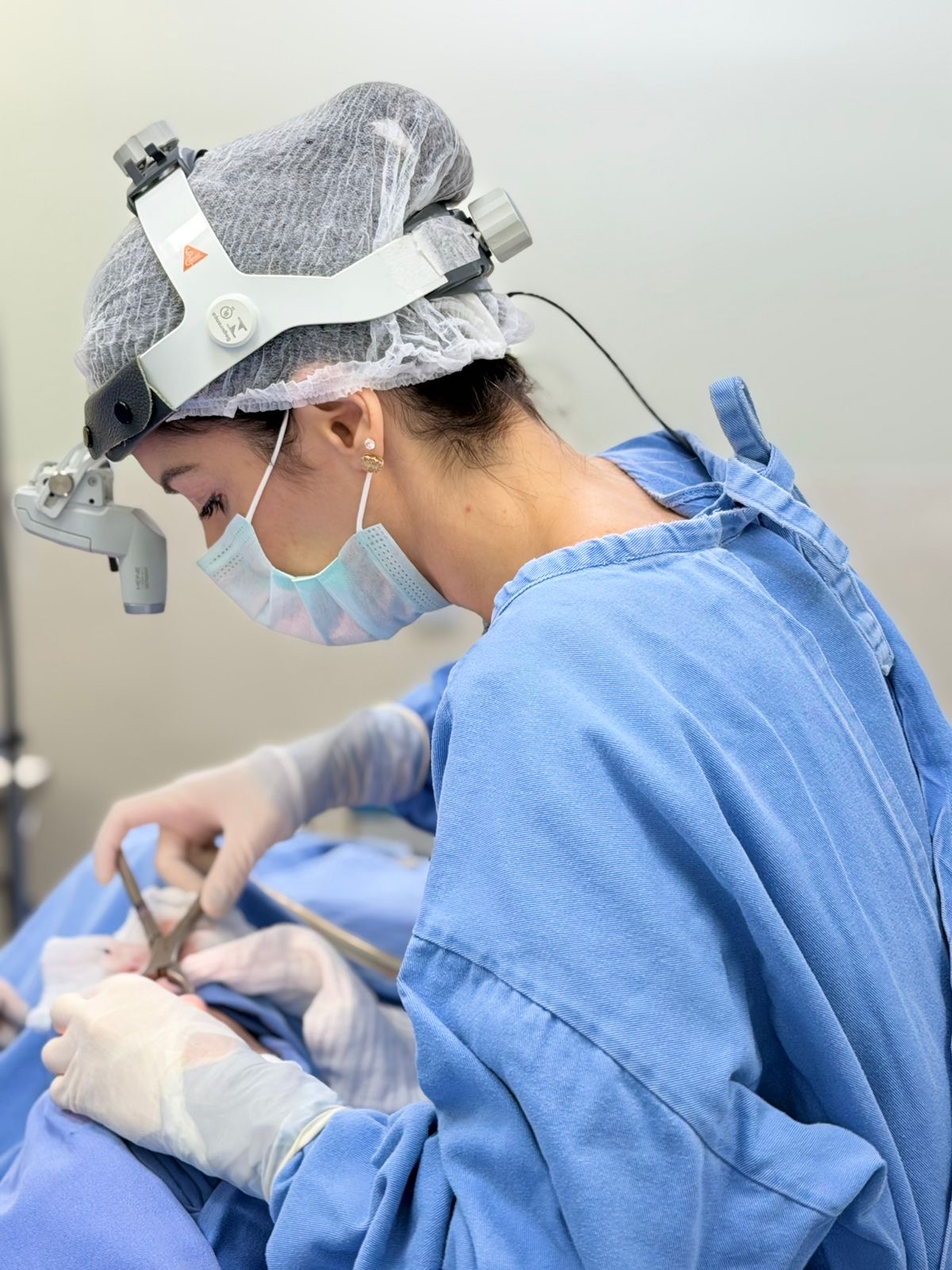 Dra. Ane Trento Burigo Pavei em cirurgia delicada da face