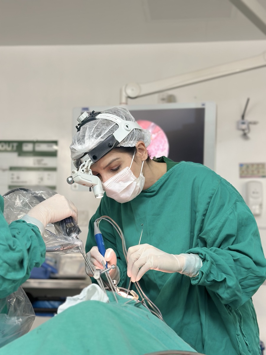 Dra. Ane Trento Burigo Pavei realizando cirurgia com Coblation