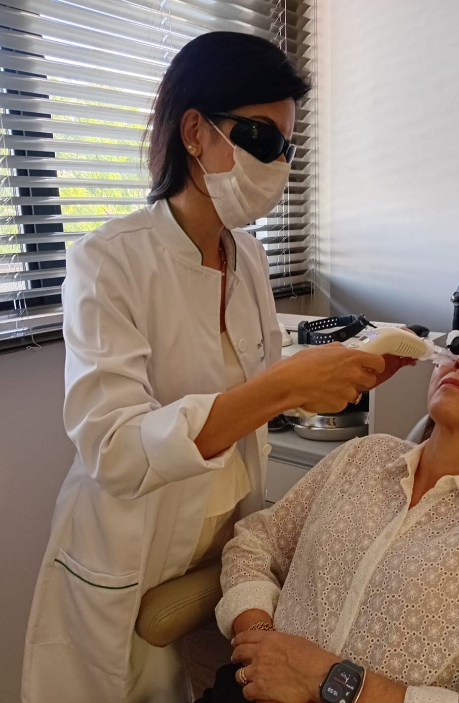 Dra. Ane Trento Burigo Pavei realizando laserterapia em paciente
